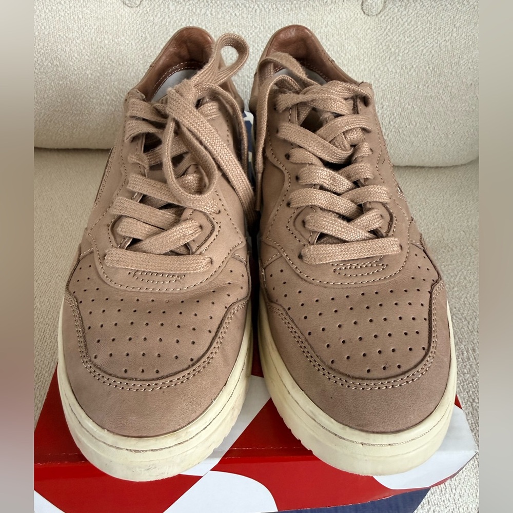 Autry Women’s Medalist Low in taupe/tan - size 39